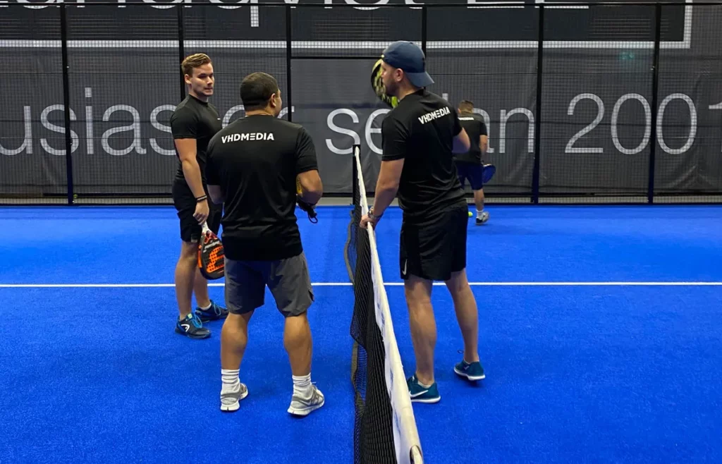 Team VHD spelar padel tillsammans för att öka produktiviteten